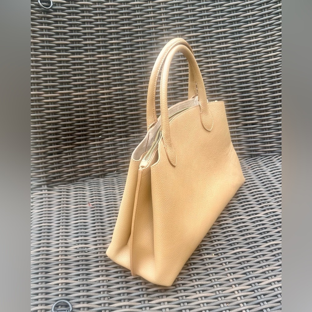 Elegant Tan Leather Handbag, perfect to carry to work, made in Italy - Picture 11 of 13